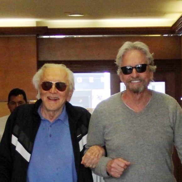 Michael Douglas déjeune avec son père Kirk à Beverly Hills le 25 février 2014.