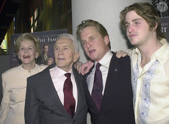 Diana Douglas, Cameron Douglas au côté de Kirk Douglas et Michael Douglas à New York en avril 2003.