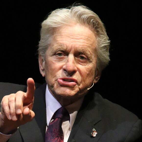 Michael Douglas partage sa passion pour la comédie, la production et l'écriture dans une interview sur scène "An Evening with Michael Douglas" avec Jonathan Ross, au théâtre Drury Lane de Londres, Royaume Uni, le dimanche 30 Octobre 2016.