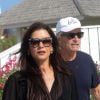 Catherine Zeta-Jones et son mari Michael Douglas sortent du restaurant Bagatelle, avant de remonter à bord d'un zodiaque, à Saint-Tropez, le 23 juillet 2016.
