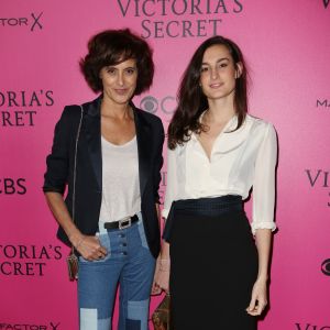 Inès de La Fressange et sa fille Nine au défilé Victoria’s Secret 2016. Paris, le 30 novembre 2016.