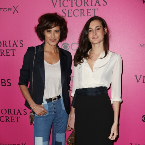 Inès de La Fressange et sa fille Nine au défilé Victoria’s Secret 2016. Paris, le 30 novembre 2016.