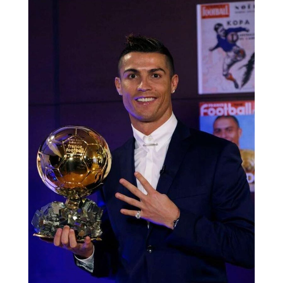 Cristiano Ronaldo sacré Ballon d'or par France Football pour la quatrième fois le 12 décembre 2016.