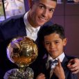 Cristiano Ronaldo sacré Ballon d'or par France Football pour la quatrième fois le 12 décembre 2016, et prend la pose avec son fils Cristiano Jr.