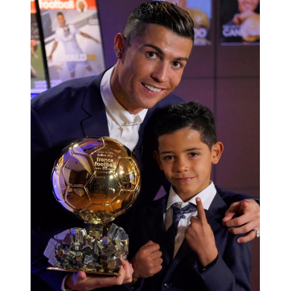 Cristiano Ronaldo sacré Ballon d'or par France Football pour la quatrième fois le 12 décembre 2016, et prend la pose avec son fils Cristiano Jr.