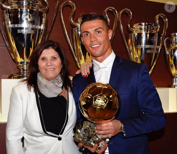 Cristiano Ronaldo sacré Ballon d'or par France Football pour la quatrième fois le 12 décembre 2016, et prend la pose avec sa maman Dolores.