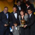 Cristiano Ronaldo pose avec son fils Cristiano Jr et sa maman Dolores lors de la cérémonie du FIFA Ballon d'Or 2014 à Zurich, le 12 janvier 2015.