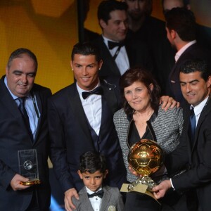 Cristiano Ronaldo pose avec son fils Cristiano Jr et sa maman Dolores lors de la cérémonie du FIFA Ballon d'Or 2014 à Zurich, le 12 janvier 2015.