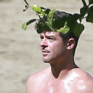 Robin Thicke passe la journée au ranch de son père Alan avec son fils Julian à Santa Barbara. Le 29 mars 2015