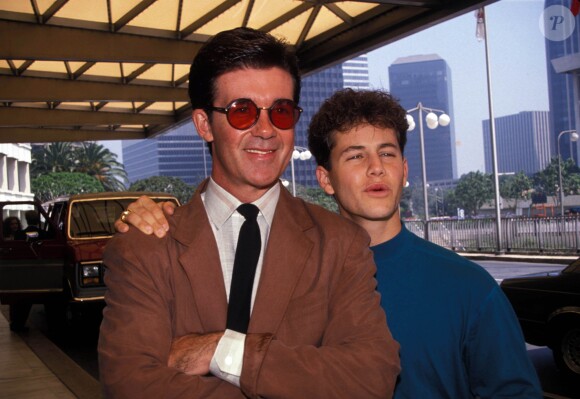 Alan Thicke pose avec Kirk Cameron de la série "Quoi de neuf docteur?" en 1989.