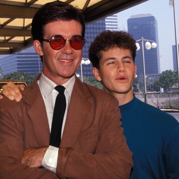 Alan Thicke pose avec Kirk Cameron de la série "Quoi de neuf docteur?" en 1989.