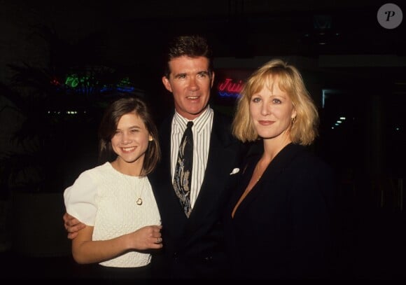 Alan Thicke pose avec Tracey Gold et Joanna Kearns de la série "Quoi de neuf docteur?" en 1989.