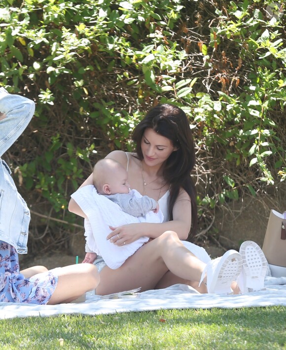 Exclusif - Briana Jungwirth et son fils Freddie Reign Tomlinson (dont le père est Louis Tomlinson, chanteur du groupe One Direction) déjeunent dans un parc avec une amie à Los Angeles le 16 mai 2016.