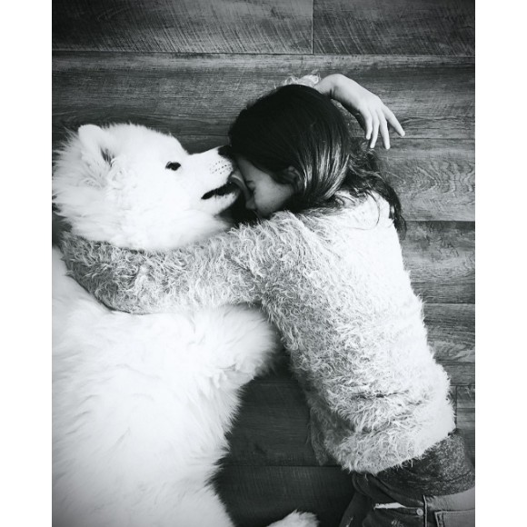 Alizée a posté une photo de sa fille Annily partageant un câlin avec son chien Jon Snow sur Instagram, le 13 décembre 2016.