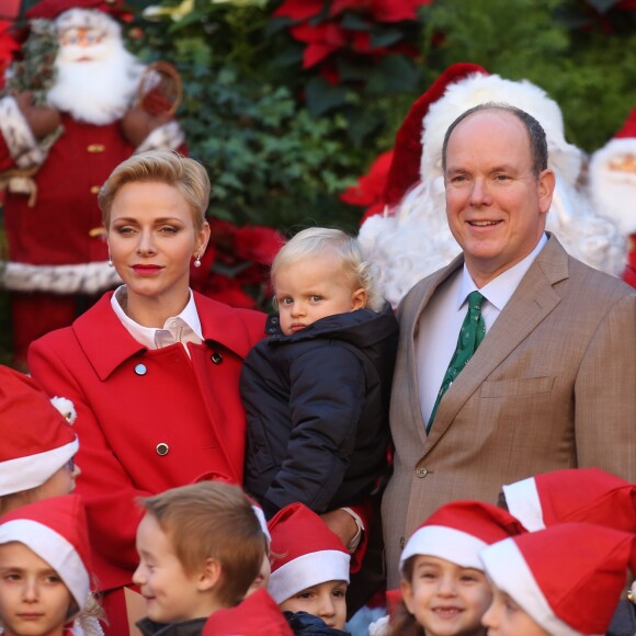 Le prince Albert II et la princesse Charlene de Monaco procédaient le 14 décembre 2016 à la traditionnelle distribution de cadeaux de Noël aux écoliers de la principauté, en présence de leurs enfants le prince Jacques et la princesse Gabriella (laquelle a vite déserté, piquant une colère), et secondés par Louis Ducruet et Camille Gottlieb, enfants de la princesse Stéphanie. © Dominique Jacovides / Bestimage