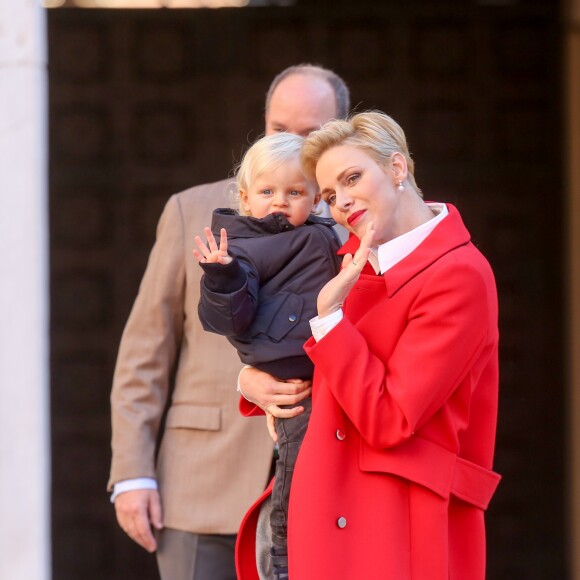 Le prince Jacques fait coucou aux enfants. Le prince Albert II et la princesse Charlene de Monaco procédaient le 14 décembre 2016 à la traditionnelle distribution de cadeaux de Noël aux écoliers de la principauté, en présence de leurs enfants le prince Jacques et la princesse Gabriella (laquelle a vite déserté, piquant une colère), et secondés par Louis Ducruet et Camille Gottlieb, enfants de la princesse Stéphanie. © Dominique Jacovides / Bestimage
