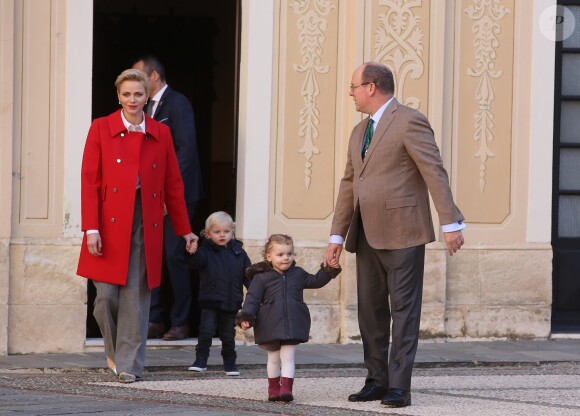 Le prince Albert II et la princesse Charlene de Monaco procédaient le 14 décembre 2016 à la traditionnelle distribution de cadeaux de Noël aux écoliers de la principauté, en présence de leurs enfants le prince Jacques et la princesse Gabriella (laquelle a vite déserté, piquant une colère), et secondés par Louis Ducruet et Camille Gottlieb, enfants de la princesse Stéphanie. © Dominique Jacovides / Bestimage