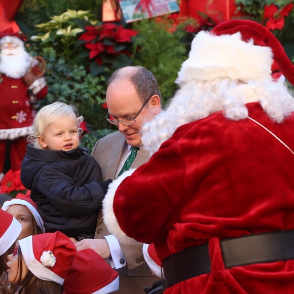 Le prince Jacques face au père Noël. Le prince Albert II et la princesse Charlene de Monaco procédaient le 14 décembre 2016 à la traditionnelle distribution de cadeaux de Noël aux écoliers de la principauté, en présence de leurs enfants le prince Jacques et la princesse Gabriella (laquelle a vite déserté, piquant une colère), et secondés par Louis Ducruet et Camille Gottlieb, enfants de la princesse Stéphanie. © Dominique Jacovides / Bestimage