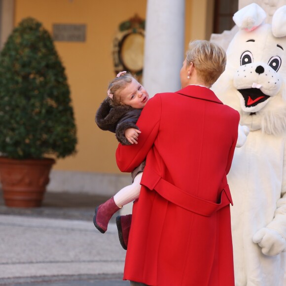 La princesse Gabriella, en larmes, a dû quitter le père Noël et les autres enfants... Le prince Albert II et la princesse Charlene de Monaco procédaient le 14 décembre 2016 à la traditionnelle distribution de cadeaux de Noël aux écoliers de la principauté, en présence de leurs enfants le prince Jacques et la princesse Gabriella (laquelle a vite déserté, piquant une colère), et secondés par Louis Ducruet et Camille Gottlieb, enfants de la princesse Stéphanie. © Dominique Jacovides / Bestimage
