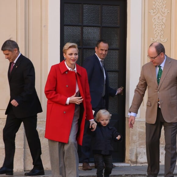 Le prince Albert II et la princesse Charlene de Monaco procédaient le 14 décembre 2016 à la traditionnelle distribution de cadeaux de Noël aux écoliers de la principauté, en présence de leurs enfants le prince Jacques et la princesse Gabriella (laquelle a vite déserté, piquant une colère), et secondés par Louis Ducruet et Camille Gottlieb, enfants de la princesse Stéphanie. © Dominique Jacovides / Bestimage