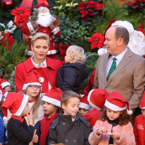 Le prince Albert II et la princesse Charlene de Monaco procédaient le 14 décembre 2016 à la traditionnelle distribution de cadeaux de Noël aux écoliers de la principauté, en présence de leurs enfants le prince Jacques et la princesse Gabriella (laquelle a vite déserté, piquant une colère), et secondés par Louis Ducruet et Camille Gottlieb, enfants de la princesse Stéphanie. © Dominique Jacovides / Bestimage