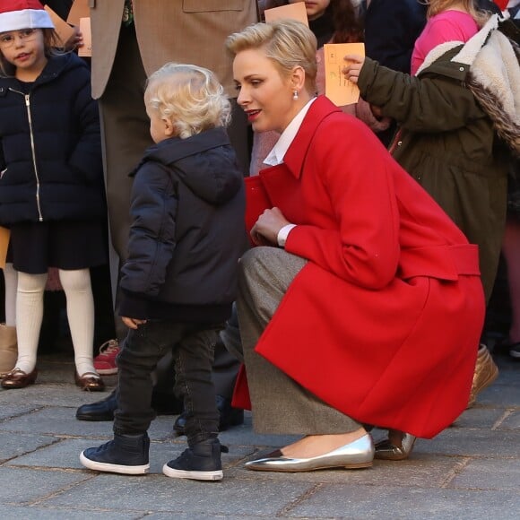 Quelques encouragements prodigués par maman... Le prince Albert II et la princesse Charlene de Monaco procédaient le 14 décembre 2016 à la traditionnelle distribution de cadeaux de Noël aux écoliers de la principauté, en présence de leurs enfants le prince Jacques et la princesse Gabriella (laquelle a vite déserté, piquant une colère), et secondés par Louis Ducruet et Camille Gottlieb, enfants de la princesse Stéphanie. © Dominique Jacovides / Bestimage