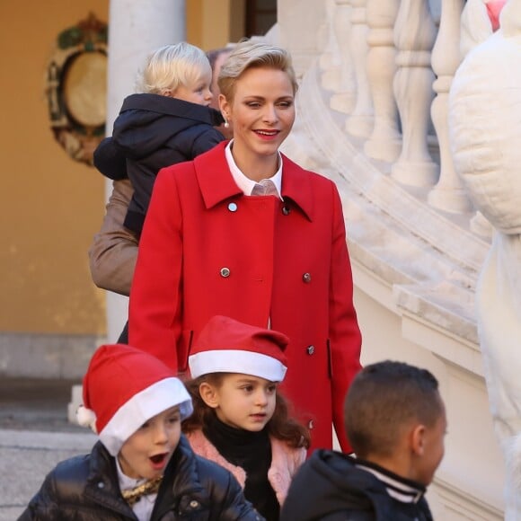 Le prince Albert II et la princesse Charlene de Monaco procédaient le 14 décembre 2016 à la traditionnelle distribution de cadeaux de Noël aux écoliers de la principauté, en présence de leurs enfants le prince Jacques et la princesse Gabriella (laquelle a vite déserté, piquant une colère), et secondés par Louis Ducruet et Camille Gottlieb, enfants de la princesse Stéphanie. © Dominique Jacovides / Bestimage