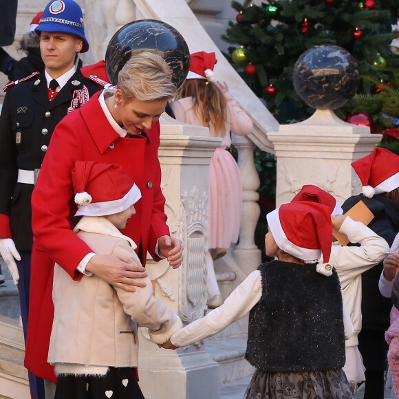 Charlene la mère Noël distribue aussi les câlins. Le prince Albert II et la princesse Charlene de Monaco procédaient le 14 décembre 2016 à la traditionnelle distribution de cadeaux de Noël aux écoliers de la principauté, en présence de leurs enfants le prince Jacques et la princesse Gabriella (laquelle a vite déserté, piquant une colère), et secondés par Louis Ducruet et Camille Gottlieb, enfants de la princesse Stéphanie. © Dominique Jacovides / Bestimage
