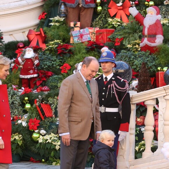 Le prince Jacques a été quelque peu impressionné par ce gros bonhomme de neige vivant ! Le prince Albert II et la princesse Charlene de Monaco procédaient le 14 décembre 2016 à la traditionnelle distribution de cadeaux de Noël aux écoliers de la principauté, en présence de leurs enfants le prince Jacques et la princesse Gabriella (laquelle a vite déserté, piquant une colère), et secondés par Louis Ducruet et Camille Gottlieb, enfants de la princesse Stéphanie. © Dominique Jacovides / Bestimage