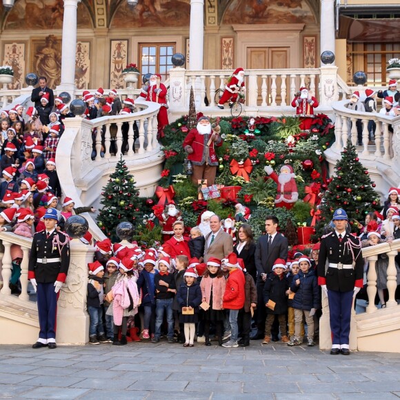 Photo de groupe, sans Gabriella, mais avec Camille et Louis. Le prince Albert II et la princesse Charlene de Monaco procédaient le 14 décembre 2016 à la traditionnelle distribution de cadeaux de Noël aux écoliers de la principauté, en présence de leurs enfants le prince Jacques et la princesse Gabriella (laquelle a vite déserté, piquant une colère), et secondés par Louis Ducruet et Camille Gottlieb, enfants de la princesse Stéphanie. © Dominique Jacovides / Bestimage