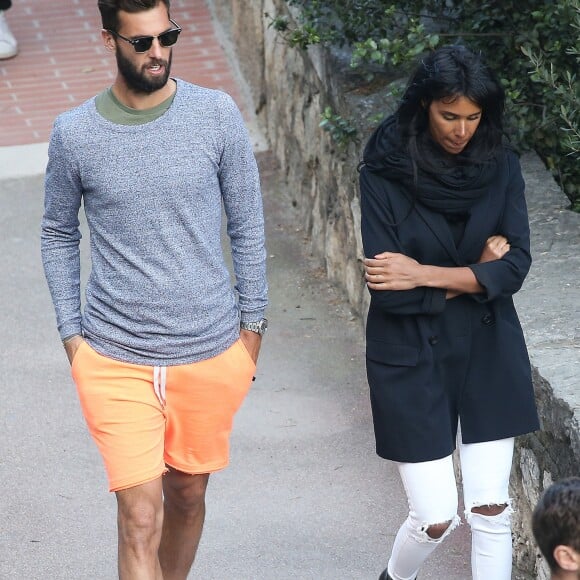 Benoît Paire et sa compagne Shy'm se promènent dans les rues de Monaco après un déjeuner à leur hôtel le 13 avril 2016. Benoît Paire s'est qualifié pour les huitièmes de finale du Masters 1000 de Monte-Carlo grâce à sa victoire en deux sets (6-4, 6-3) contre Joao Sousa, quelques heures plus tôt.