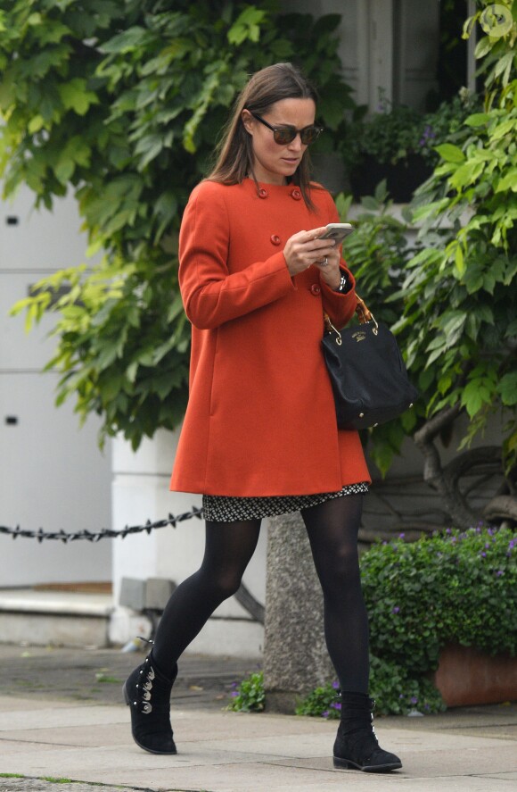 Exclusif - Pippa Middleton se promène dans les rues de Londres le 15 novembre 2016, très occupée avec son smartphone. Déjà dans les préparatifs de son mariage avec James Matthews, prévu le 20 mai 2017 à Englefield dans le Berkshire ?