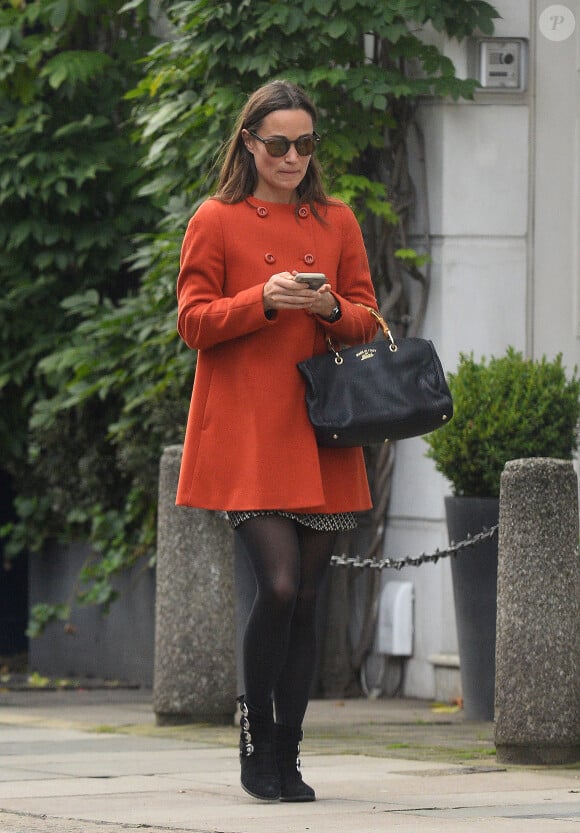 Exclusif - Pippa Middleton se promène dans les rues de Londres le 15 novembre 2016, très occupée avec son smartphone. Déjà dans les préparatifs de son mariage avec James Matthews, prévu le 20 mai 2017 à Englefield dans le Berkshire ?