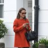 Exclusif - Pippa Middleton se promène dans les rues de Londres le 15 novembre 2016, très occupée avec son smartphone. Déjà dans les préparatifs de son mariage avec James Matthews, prévu le 20 mai 2017 à Englefield dans le Berkshire ?