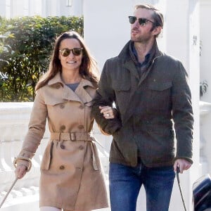 Exclusif - Pippa Middleton et son fiancé James Matthews en promenade avec leurs chiens dans les rues de Londres le 23 octobre 2016. Le couple se mariera le 20 mai 2017 à Englefield dans le Berkshire.