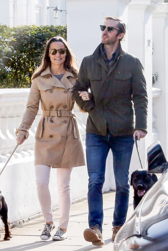 Exclusif - Pippa Middleton et son fiancé James Matthews en promenade avec leurs chiens dans les rues de Londres le 23 octobre 2016. Le couple se mariera le 20 mai 2017 à Englefield dans le Berkshire.