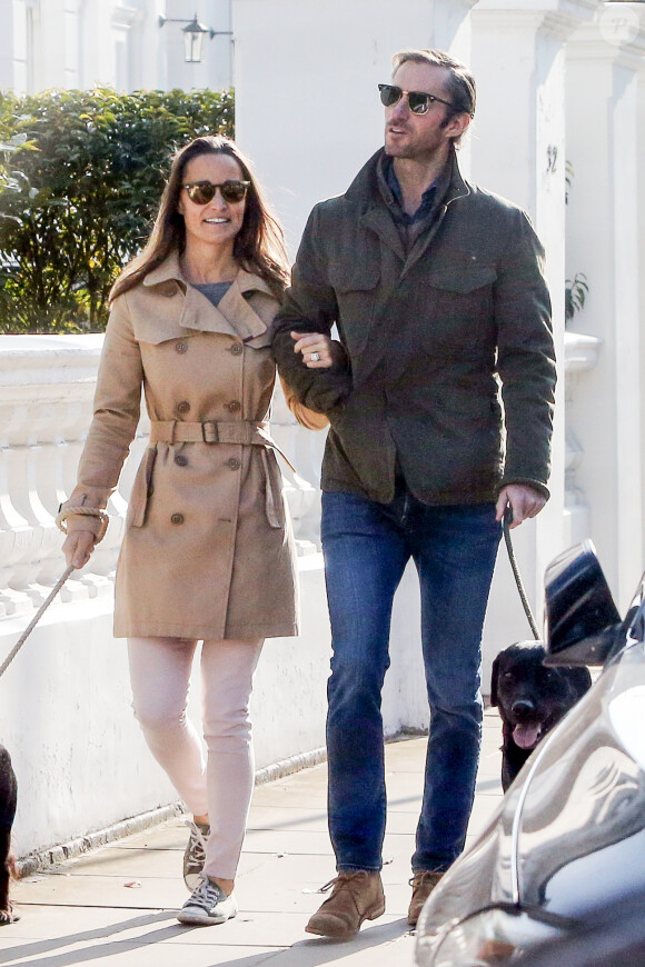 Exclusif - Pippa Middleton et son fiancé James Matthews en promenade avec leurs chiens dans les rues de Londres le 23 octobre 2016. Le couple se mariera le 20 mai 2017 à Englefield dans le Berkshire.