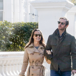 Exclusif - Pippa Middleton et son fiancé James Matthews en promenade avec leurs chiens dans les rues de Londres le 23 octobre 2016. Le couple se mariera le 20 mai 2017 à Englefield dans le Berkshire.