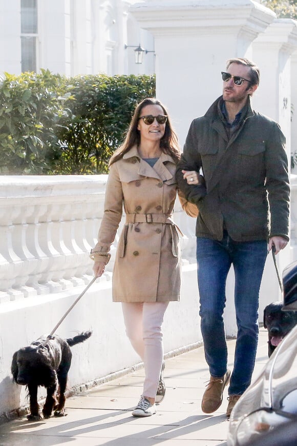 Exclusif - Pippa Middleton et son fiancé James Matthews en promenade avec leurs chiens dans les rues de Londres le 23 octobre 2016. Le couple se mariera le 20 mai 2017 à Englefield dans le Berkshire.