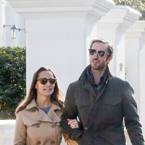 Exclusif - Pippa Middleton et son fiancé James Matthews en promenade avec leurs chiens dans les rues de Londres le 23 octobre 2016. Le couple se mariera le 20 mai 2017 à Englefield dans le Berkshire.