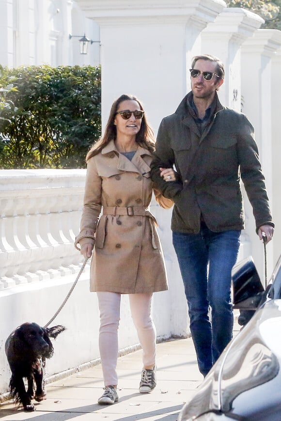 Exclusif - Pippa Middleton et son fiancé James Matthews en promenade avec leurs chiens dans les rues de Londres le 23 octobre 2016. Le couple se mariera le 20 mai 2017 à Englefield dans le Berkshire.