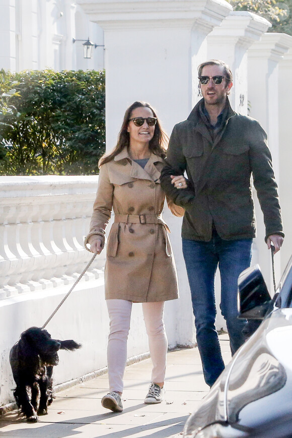 Exclusif - Pippa Middleton et son fiancé James Matthews en promenade avec leurs chiens dans les rues de Londres le 23 octobre 2016. Le couple se mariera le 20 mai 2017 à Englefield dans le Berkshire.