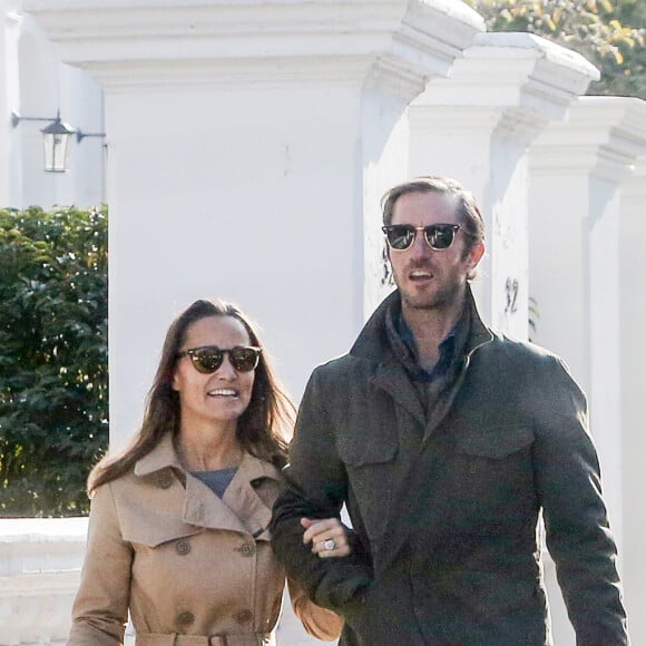 Exclusif - Pippa Middleton et son fiancé James Matthews en promenade avec leurs chiens dans les rues de Londres le 23 octobre 2016. Le couple se mariera le 20 mai 2017 à Englefield dans le Berkshire.