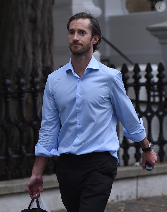 James Matthews, fiancé de Pippa Middleton, arrive chez lui de bonne humeur à Londres, le 21 juillet 2016, peu après la révélation de leurs fiançailles. Le couple se mariera le 20 mai 2017 à Englefield dans le Berkshire.