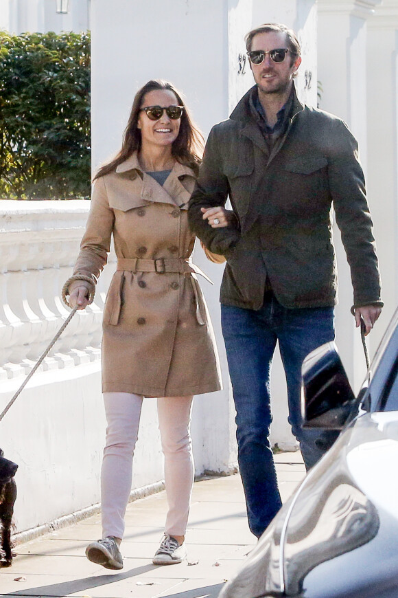 Exclusif - Pippa Middleton et son fiancé James Matthews en promenade avec leurs chiens dans les rues de Londres le 23 octobre 2016. Le couple se mariera le 20 mai 2017 à Englefield dans le Berkshire.