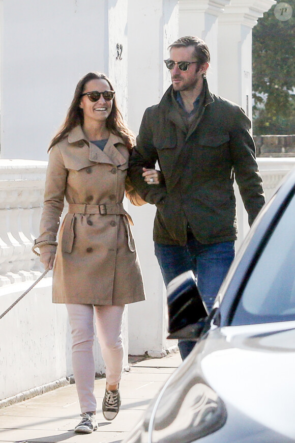 Exclusif - Pippa Middleton et son fiancé James Matthews en promenade avec leurs chiens dans les rues de Londres le 23 octobre 2016. Le couple se mariera le 20 mai 2017 à Englefield dans le Berkshire.