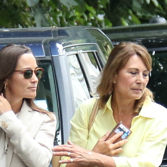 Exclusif - Pippa Middleton sort déjeuner avec sa mère Carole le jour de ses 33 ans à Londres le 6 septembre 2016. Pippa se mariera avec James Matthews le 20 mai 2017 à Englefield dans le Berkshire.