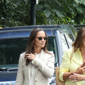 Exclusif - Pippa Middleton sort déjeuner avec sa mère Carole le jour de ses 33 ans à Londres le 6 septembre 2016. Pippa se mariera avec James Matthews le 20 mai 2017 à Englefield dans le Berkshire.