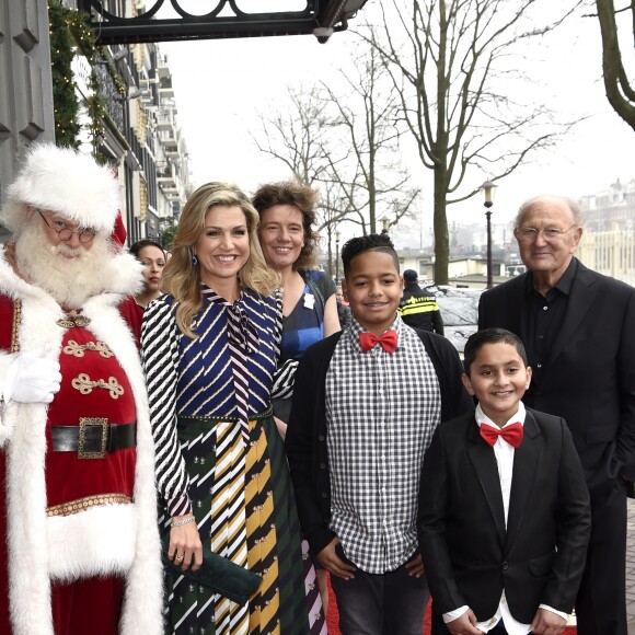 La reine Maxima des Pays-Bas prenait part le 9 décembre 2016 au Théâtre royal Carré à Amsterdam à l'enregistrement du gala de Noël du programme jeunesse BZT Show sur la chaîne KRO-NCRV. Très osée, sa robe Mary Katrantzou a hérissé plus d'un observateur royal.