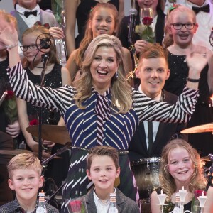 La reine Maxima des Pays-Bas prenait part le 9 décembre 2016 au Théâtre royal Carré à Amsterdam à l'enregistrement du gala de Noël du programme jeunesse BZT Show sur la chaîne KRO-NCRV. Très osée, sa robe Mary Katrantzou a hérissé plus d'un observateur royal.